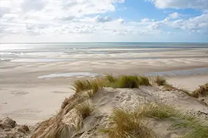 Plage sauvage de l’Atlantique en France, parfaite pour un séjour en groupe en bord de mer dans un village vacances