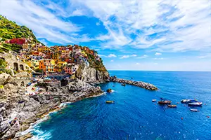 Vue sur les maisons colorées des Cinque Terre en Italie dominant la mer, destination idéale pour un séjour VTF à l’étranger